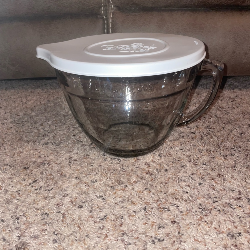 The Pampered Chef clear Glass 4 Cups 1 Qt. Measuring Batter Bowl with Lid